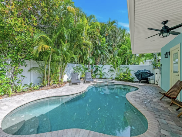 Four Bedroom Vacation Home in Holmes Beach Close to Beach